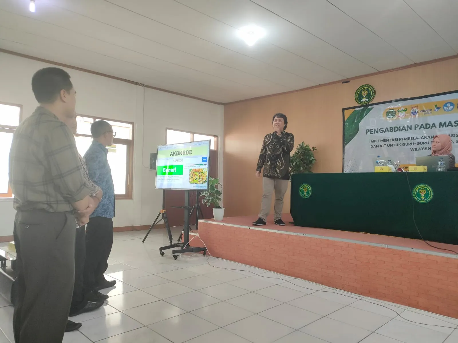 Paparan Media Pembelajaran oleh Kepala Bagian IT IKIP Siliwangi, Restu Bias Primandhika, M. Pd. pada kegiatan PPM