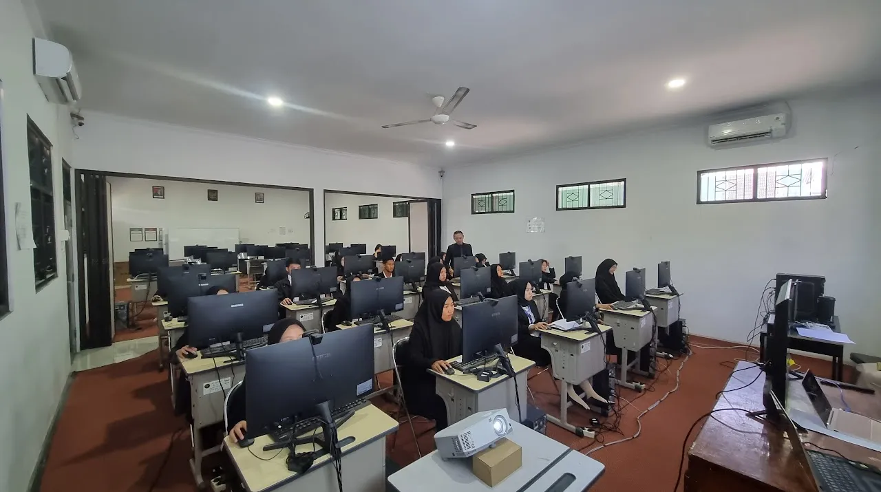 Mahasiswa memakai Laboratorium Komputer IKIP Siliwangi