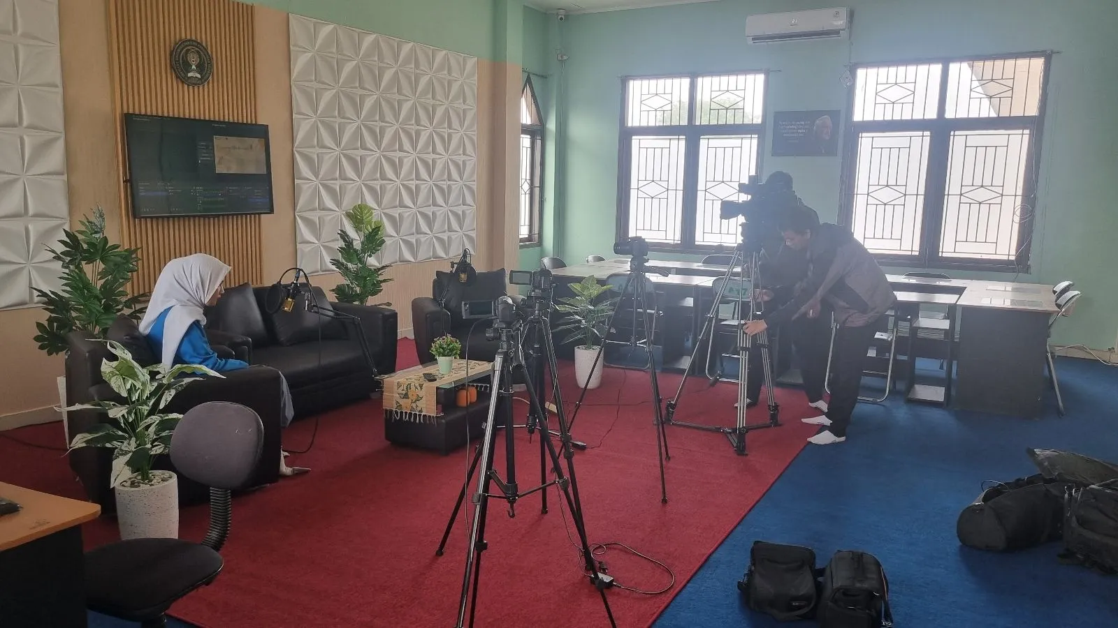 Persiapan rekaman podcast di studio Laboratorium Multimedia A17