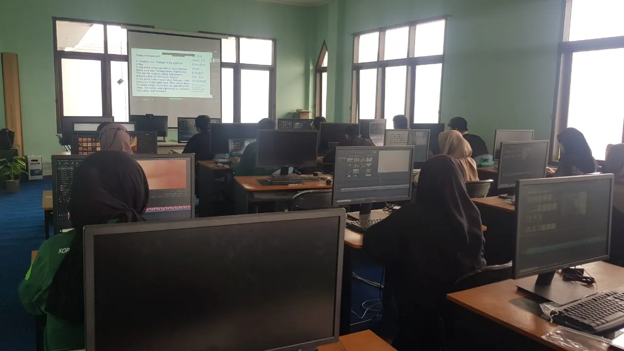 Peserta Pelatihan ICT mengerjakan materi di laboratorium komputer